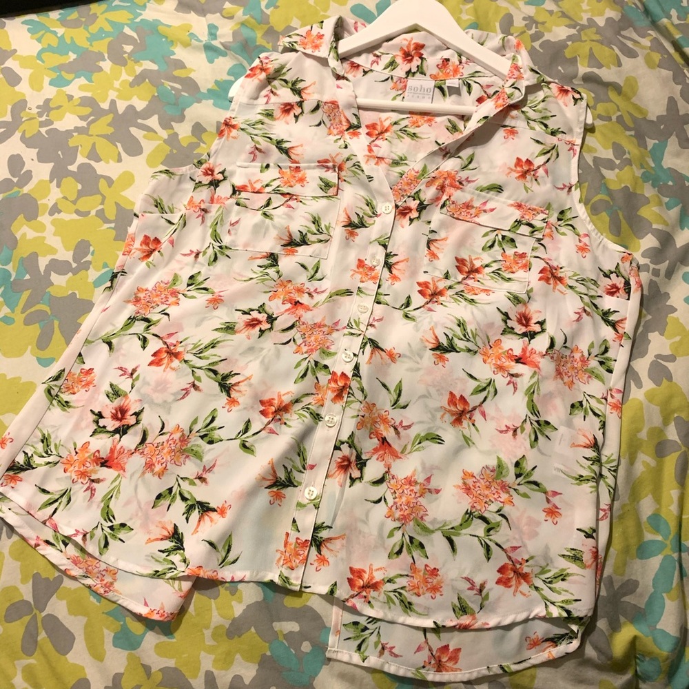 🌺New York & Co Soho Sleeveless floral Button Tank